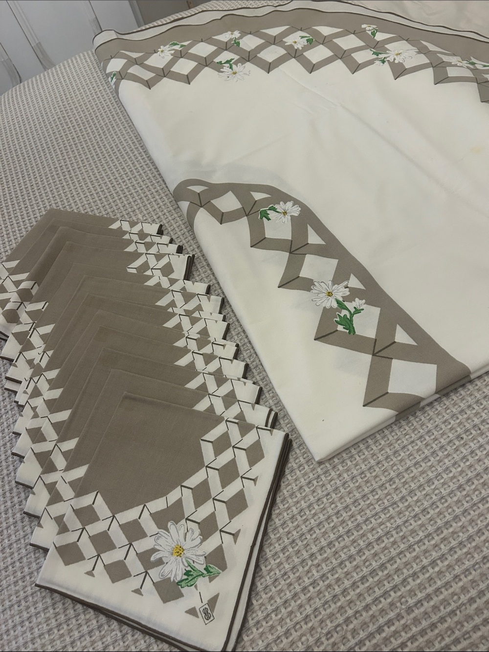 Daisy/Lattice Pattern tablecloth, and napkins set